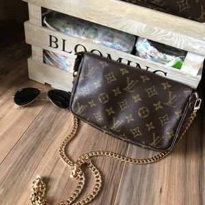💯 Authentic Louis Vuitton pouchette ❗️SOLD❗️